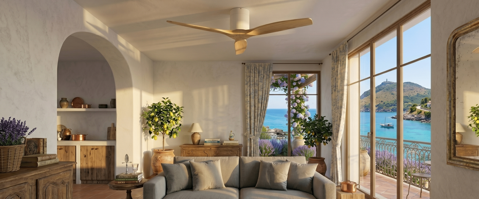 Salon méditerranéen avec ventilateur de plafond en bois